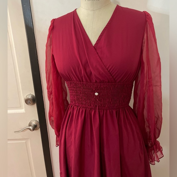 WOMEN'S LONG SLEEVE V-NECK SMOCKED WAIST BUTTON DETAIL MIDI DRESS - Picture 4 of 7